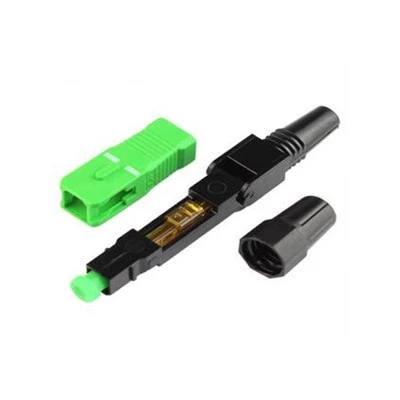 Conector de asamblare pe teren