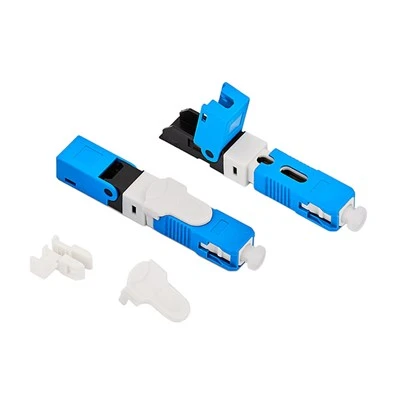 Conector de fibră pentru asamblare pe teren